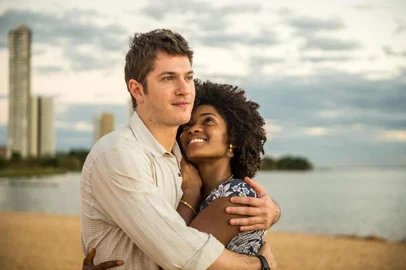 o outro lado do paraíso, Bruno (Caio Paduan) e Raquel (Erika Januza)