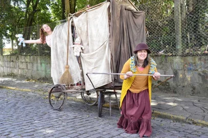 A Carroça das Relíquias é um espetáculo infanto-juvenil que traz a estória de uma vendedora ambulante que viaja por várias cidades numa carroça oferecendo suas mercadorias. Chegando a um determinado lugar encontra uma menina , deste encontro vai se construindo uma cumplicidade entre as duas. 