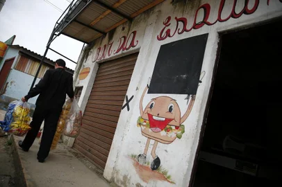  

PORTO ALEGRE, RS, BRASIL, 16-11-2017: Chacina em bar no bairro Rubem Berta, faz com que proprietária desista da manutenção do bar. Marido era uma das vítimas (FOTO FÉLIX ZUCCO/AGÊNCIA RBS, Editoria de Notícias).