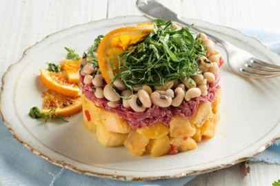 Salada de banana-da-terra, feijão-fradinho, carne-seca e couve-manteiga