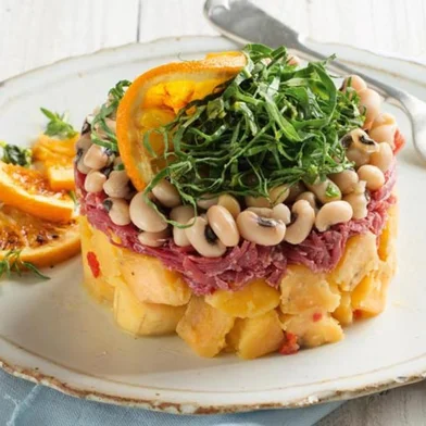 Salada de banana-da-terra, feijão-fradinho, carne-seca e couve-manteiga