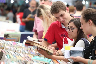  

PORTO ALEGRE-RS-BRASIL- 18/11/2017- Movimento na Feira do livro.  FOTO FERNANDO GOMES/ZERO HORA.