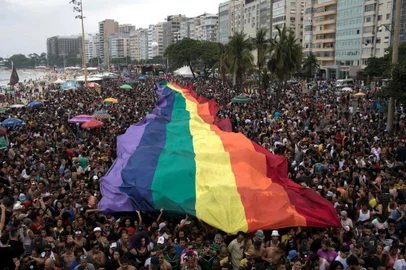  

A man poses for the picture during the Gay Pride Parade at Copacabana beach in Rio de Janeiro, Brazil, on November 19, 2017.  / AFP PHOTO / LEO CORREA

Editoria: SOI
Local: Rio de Janeiro
Indexador: LEO CORREA
Secao: gays and lesbians
Fonte: AFP
Fotógrafo: STR