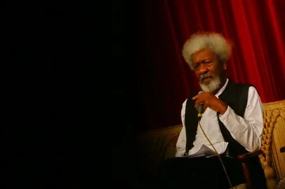  

PORTO ALEGRE - BRASIL - Nigeriano Wole Soyinka, vencedor do Prêmio Nobel de literatura pela obra ¿O leão e a Joia¿ faz palestra no Teatro São Pedro em Porto Alegre.( FOTO: LAURO ALVES)