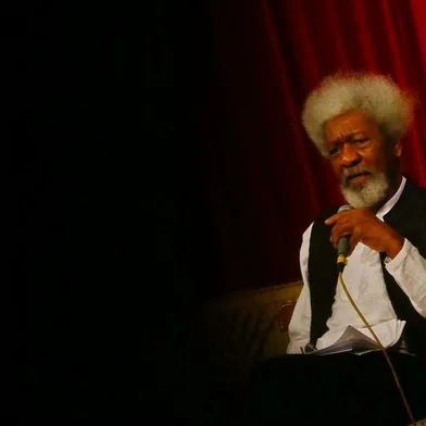  

PORTO ALEGRE - BRASIL - Nigeriano Wole Soyinka, vencedor do Prêmio Nobel de literatura pela obra ¿O leão e a Joia¿ faz palestra no Teatro São Pedro em Porto Alegre.( FOTO: LAURO ALVES)