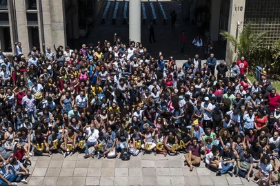  

PORTO ALEGRE, RS, BRASIL - No dia da consciência negra, comemorado hoje, negros da UFRGS se reúnem para fazer uma fotografia coletiva.