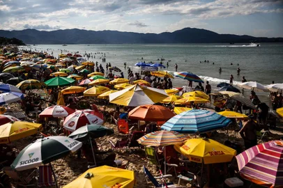  

FLORIANÓPOLIS, SC, BRASIL, 26-01-2016: Praia de Jurerê Internacional lotada neste domingo de carnaval em Florianópolis.