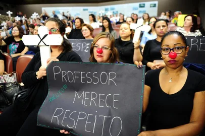  CAXIAS DO SUL, RS, BRASIL, 21/11/2017. Professores do município de Caxias do Sul protestam, na Câmara de Vereadores, contra movimento que pode causar a terceirização com salários mais baixos por parte da Secretaria de Educação. (Diogo Sallaberry/Agência RBS)