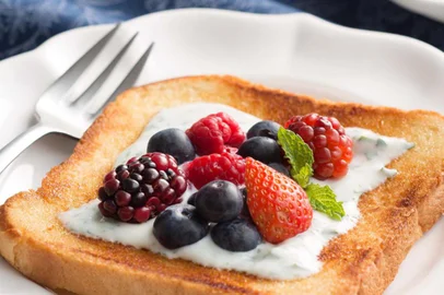Fancy Toast de Grego e Frutas Vermelhas