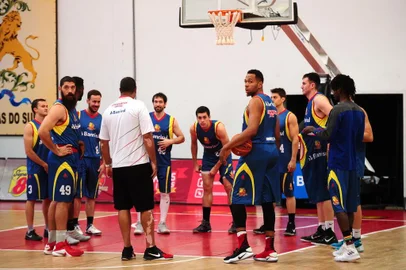  CAXIAS DO SUL, RS, BRASIL, 13/11/2017. Treino do Caxias do Sul Basquete no Ginásio do Vascão. (Diogo Sallaberry/Agência RBS)