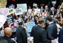 Sob protestos, Comissão da Câmara retoma votação de PEC que proíbe aborto