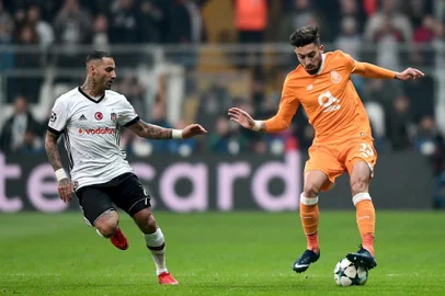 Portos defender Alex Telles (R) vies for the ball with Besiktas midfielder Ricardo Quaresma during the UEFA Champions League Group G football match between Besiktas JK and FC Porto on November 21, 2017 at the Vodafone Park in Istanbul.  / AFP PHOTO / OZAN KOSE
