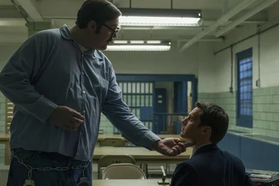 Mindhunter, série da Netflix. Na cena, os atores Cameron Britton e Jonathan Groff (sentado), que interpreta Holden Ford 