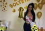 Jovem faz festa de 1 mês de solteira e viraliza nas redes sociais