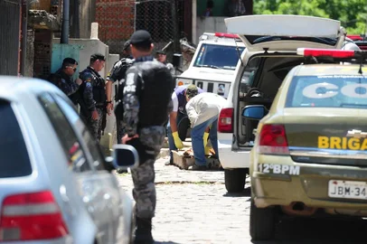  

CAXIAS DO SUL, RS, BRASIL, 23/11/2017. A Brigada Militar de Caxias do Sul confirma a morte de quatro homens em uma ação no bairro Primeiro de Maio na manhã desta quinta-feira. Armas foram encontradas no local. (Diogo Sallaberry/Agência RBS)
