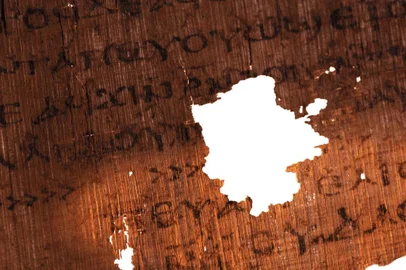 O texto do O Evangelho Segundo Judas,  está em um papiro encontrado no Egito em 1978 e que circulou desde então por antiquários, mas cuja a idade e conteúdo eram desconhecidos.
Ontem, a organização National Geographic divulgou os resultados de sua
restauração e tradução. Nele, muda totalmente a imagem de Judas Iscariotes,
protótipo da traição e da mentira no Cristianismo.

#PÁGINA:01

This image provided by the National Geographic Society shows the final words on the last page of the codex reading: Gospel of Judas. on display at the Society in Washington. The ancient manuscript rediscovered after 1,700 years may shed new light on the relationship between Jesus and Judas, the disciple who betrayed him. (AP Photo/Kenneth Garrett, National Geographic Society)
 Fonte: AP
 Fotógrafo: Kenneth Garrett