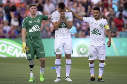  Chapecoense's defender Neto (C) cries between Chapecoense's goalkeeper Jakson Follmann (L) and Chapecoense's defender Alan Ruschel before the 52nd Joan Gamper Trophy friendly football match between Barcelona FC and Chapecoense at the Camp Nou stadium in Barcelona on August 7, 2017. / AFP PHOTO / Josep LAGOEditoria: SPOLocal: BarcelonaIndexador: JOSEP LAGOSecao: soccerFonte: AFPFotógrafo: STR