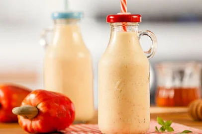 Experimente smoothie de Caju com manjericão