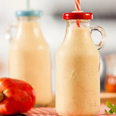 Experimente smoothie de Caju com manjericão