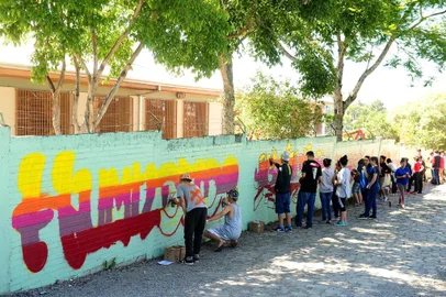  CAXIAS DO SUL, RS, BRASIL, 24/11/2017. Escola Ramiro Pigozzi (Rua São José, 2042 ¿ Arco Baleno), cujo muro, que estava todo pichado, recebe grafite de Fábio Panone - com a ajuda de estudantes. (Diogo Sallaberry/Agência RBS)