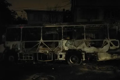 dois suspeitos foram presos por suposto envolvimento no ataque a ônibus da Visate, na noite desta sexta-feira, no bairro Jardim América, em Caxias do Sul. Na foto, ônibus incendiado.