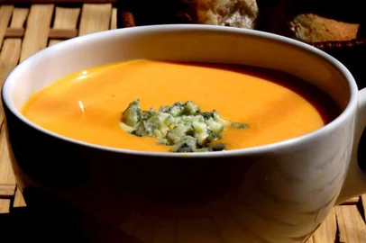 Sopa cremosa de jerimum com gorgonzola