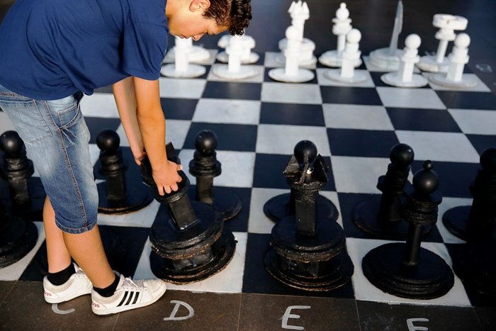 Xadrez gigante é usado em aulas de matemática, educação física