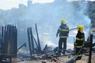  

CAXIAS DO SUL, RS, BRASIL, 27/11/2017. Bombeiros trabalham na contenção de incêndio em residência na Rua Amadio Perini, bairro Diamantino, zona leste de Caxias do Sul. (Porthus Junior/Agência RBS)