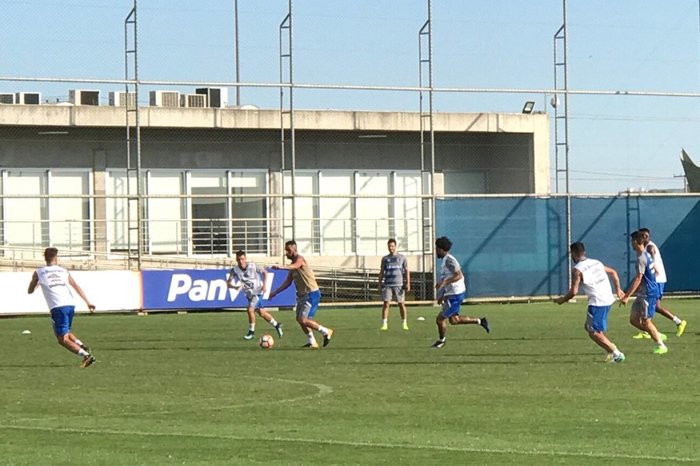 Último treino do Grêmio antes do embarque à Argentina tem a presença de Maicon