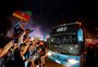 Com "alentaço" da torcida, Grêmio embarca rumo à Argentina para final contra o Lanús