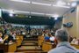 Servidores municipais protestam durante audiência que debate a gestão compartilhada do Postão 24 horas em Caxias. 