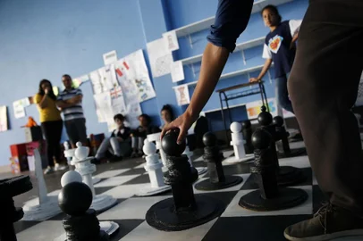  

PORTO ALEGRE, RS, BRASIL, 20-11-2017: Escola Mãe Admirável desenvolve projeto de xadrez com peças gigantes. Os estudantes aprendem sobre sustentabilidade, ao confeccionar as peças com material reciclável, e estratégia, graças ao jogo. (Foto: Mateus Bruxel / Agência RBS)