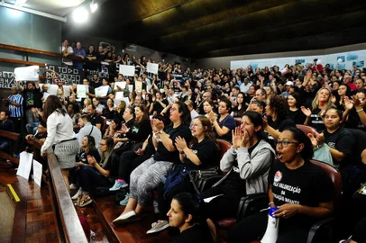  CAXIAS DO SUL, RS, BRASIL, 28/11/2017. Cultura e educação protestam em conjunto. Artistas e produtores culturais acompanham a abertura da sessão da Câmara de Vereadores para pressionar o poder público a cumprir a lei do Financiarte, enquanto professores e funcionários de escolas infantis pressionam contra a demissão e reajuste salarial de sua classe. (Diogo Sallaberry/Agência RBS)