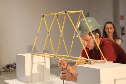 O Concurso de Pontes de Espaguete, tradicional em universidades do mundo inteiro, é também realizado a cada semestre na FSG, em Caxias do Sul. A VII edição ocorre na próxima terça-feira, dia 28, às 19h, no auditório do Prédio F (Rua Marechal Floriano, 1094), e o público que quiser prestigiar está convidado. O objetivo da competição, que reúne estudantes dos cursos de Engenharia, é fazer com que a ponte de espaguete sustente a maior quantidade de peso possível, conforme regras que seguem um padrão internacional.