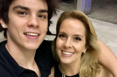 Daniela Ungaretti com os filhos no Prêmio Press 2017, João (E) e Miguel.