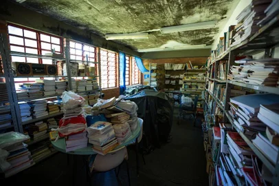  

PORTO ALEGRE, RS, BRASIL, 24/11/2017 : Problemas na biblioteca Pública Romano Reif. Com os temporais, galhos foram arrancados e quebraram-se as telhas. Há infiltração nas paredes, mofo e goteiras. Cerca de mil livros já foram perdidos. Os computadores foram molhados, não podem ser ligados, pois há risco de curto (Omar Freitas/Agência RBS)
Indexador: Omar Freitas