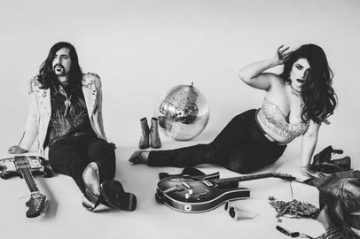 Duo Les Deuxluxes da guitarrista e vocalista Anna Frances Meyer e do baterista e guitarrista Etienne Barry