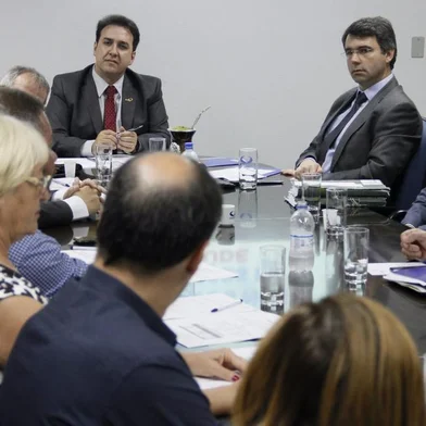 Chefe da Casa Civil, Fabio Branco, prefeitos e o presidente da Famurs, Salmo de Oliveira