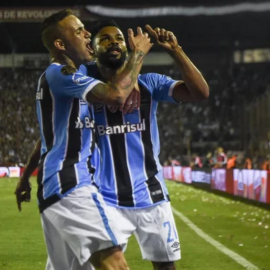  Brazil's Gremio forward Fernandinho (R) celebrates with teammate forward Luan after scoring a goal against Argentina's Lanus during the Copa Libertadores 2017 final football match at Lanus stadium in Lanus, Buenos Aires, Argentina, on November 29, 2017. / AFP PHOTO / EITAN ABRAMOVICHEditoria: SPOLocal: Buenos AiresIndexador: EITAN ABRAMOVICHSecao: soccerFonte: AFPFotógrafo: STF