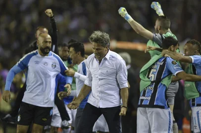  

Brazils Gremio coach Renato Gaucho (C) celebrates after forward Fernandinho (not in frame) scored against Argentinas Lanus during the Copa Libertadores 2017 final football match at Lanus stadium in Lanus, Buenos Aires, Argentina, on November 29, 2017. / AFP PHOTO / JUAN MABROMATA

Editoria: SPO
Local: Buenos Aires
Indexador: JUAN MABROMATA
Secao: soccer
Fonte: AFP
Fotógrafo: STF