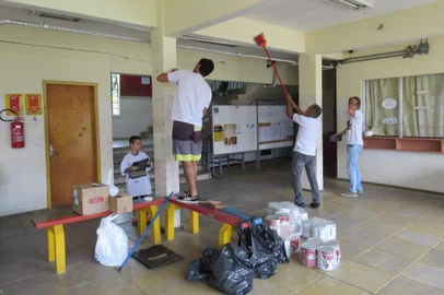 PORTO ALEGRE, RS, BRASIL, 29-11-2017.
Voluntários do projeto social Du99, da arquiteta Aline Fuhrmeister, reformam a Escola Estadual Carlos Fagundes de Melo.