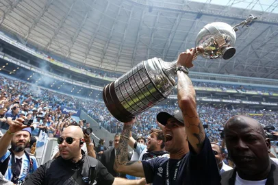  PORTO ALEGRE, RS, BRASIL, 30-11-2017. Delegação do Grêmio chega em Porto Alegre após vitória e título do Tri da Libertadores da América. (MATEUS BRUXEL/AGÊNCIA RBS)