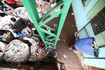  

PORTO ALEGRE - BRASIL - Recicladores dizem que falta matéria-prima nos galpões de reciclagem de Porto Alegre.(FOTO: LAURO ALVES)