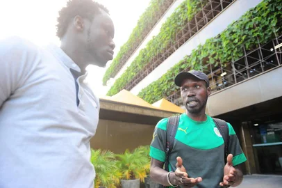  CAXIAS DO SUL, RS, BRASIL, 29/11/2017. Abdou Lahat Ndiaye, o Bili, presidente da Associação dos Senegaleses em Caxias do Sul e Ismaila Diedhiou, ambulante que foi agredido enquanto vendia mercadorias no centro de Caxias. (Porthus Junior/Agência RBS)