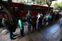  PORTO ALEGRE, RS, BRASIL,30/11/2017 -Ônibus e paradas lotadas, fotos mostram a super lotação das paradas de ônibus em Porto Alegre(FOTOGRAFO: LAURO ALVES / AGENCIA RBS)