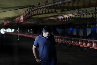 MORRO GRANDE, SC, BRASIL: Com o fechamento de uma empresa da JBS na cidade de Morro Grande, trabalhadores, terceirizados e parceiros da empresa ficam sem a fonte de renda. A empresa representava 60 por cento da fonte de renda do municipio. Valtoni Dandolini,Â  48 anos (Foto: Diorgenes Pandini/Diario Catarinense)Editoria: FotLocal: FlorianÃ³polisIndexador: Diorgenes PandiniFonte: Diario CatarinenseFotógrafo: Fotojornalista
