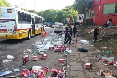 PORTO ALEGRE, RS, BRASIL, 30-11-2017.
Avenida Goethe amanhece cheia de lixo após jogo do Grêmio pela final da Libertadores.
IMAGEM: Divulgação/PMPA