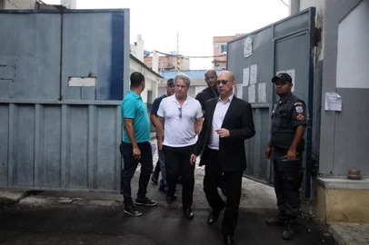 JACOB BARATA FILHO E LÉLIS TEIXEIRA DEIXAM PRESÍDIO

RJ - JACOB-BARATA-FILHO-LÉLIS-TEIXEIRA-DEIXAM-PRESÍDIO - GERAL - O empresário Jacob Barata Filho e o ex-presidente da Federação das Empresas de Transportes de Passageiros do Estado do Rio de Janeiro (Fetranspor), Lélis Teixeira deixam a cadeia pública José Frederico Marquês, em Benfica, na Zona Norte do Rio de Janeiro (RJ), na manhã deste sábado (19). Eles foram soltos após decisão do ministro do Supremo Tribunal Federal (STF), Gilmar Mendes, nesta sexta-feira (18). 19/08/2017 - Foto: JOSE LUCENA/FUTURA PRESS/FUTURA PRESS/ESTADÃO CONTEÚDO

Editoria: GERAL
Local: RIO DE JANEIRO
Indexador: JOSE LUCENA
Fotógrafo: FUTURA PRESS