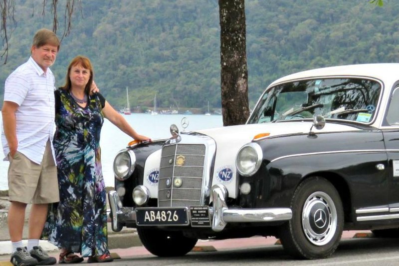 Fred e Elisabeth Smits, casal da Nova Zelândia que viaja o mundo a bordo de um carro antigo está na Serra