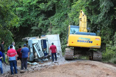  CAXIAS DO SUL, RS, BRASIL, 01/12/2017. Um acidente com um caminhão carregado de britas matou três funcionários da prefeitura de Caxias do Sul na tarde de sexta-feira. O caso ocorreu na Estrada Municipal João Edgar Jung, na comunidade de Faria Lemos, entre os distritos de Santa Lúcia do Piaí e Vila Cristina. As vítimas Leonardo Antônio Zanol, 46 anos, Luis Antônio Frizzo, 60, e Gilnei Luiz Gueras, 51, serão sepultados no cemitério de Santa Lúcia do Piaí. (Porthus Junior/Agência RBS)